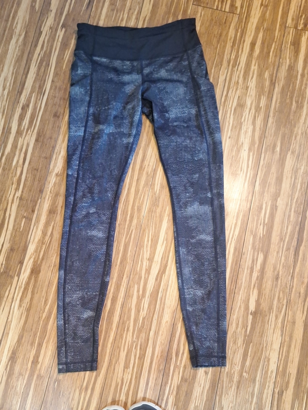 Lululemon Gray Mermaid Scale Leggings Size 6